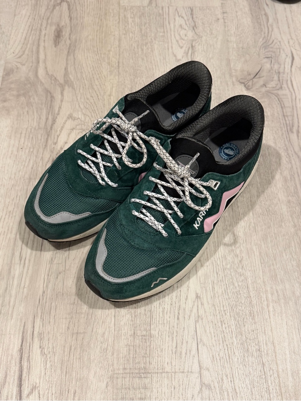 Karhu Aria 95 Men's Green Casual Sneakers with Pink Accent